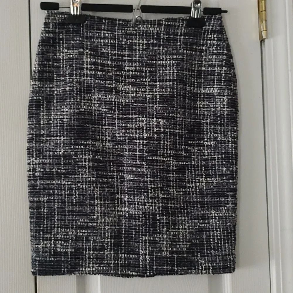 Ann Taylor Factory petite tweed black white fitted mini pencil skirt Sz 00P